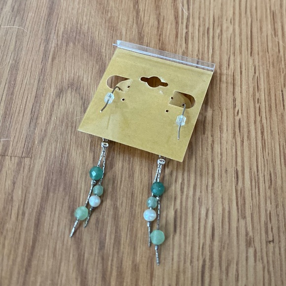 ❤️ Silver and Green Beaded Earrings NWOT - Picture 2 of 2